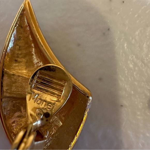 NWT/NOS 1980’s Vintage Monet clip-on earrings gold tone black enamel rhinestones - Picture 8 of 10